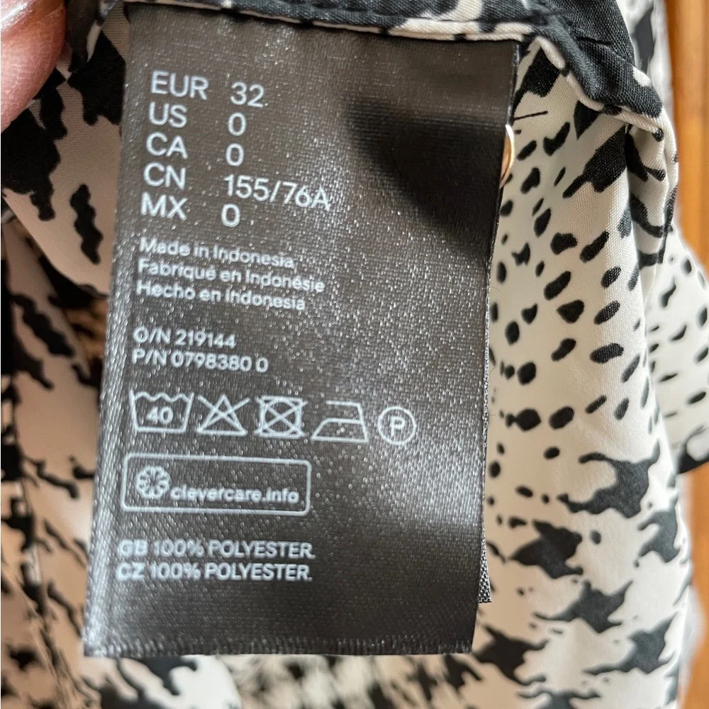 NWT H&M Women’s Black and White long sleeve button down blouse. Size 0 - Picture 5 of 11